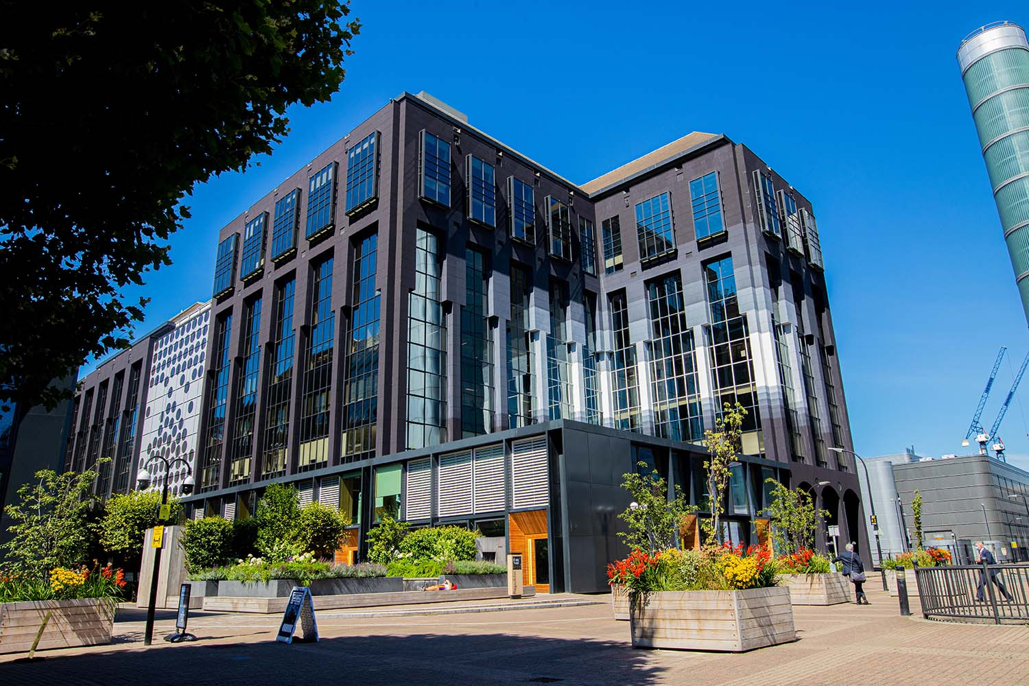 Image showcasing our partner school in London in Canary Wharf, skillfully catering to professionals and executives aged 30 and above. This accredited institution by the British Council, in collaboration with Skillcets, is strategically located in the heart of Canary Wharf's bustling financial district, delivering top-notch English language and Business English training for career success.